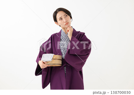 浴衣を着た女性 浴衣を着た女性 138700030