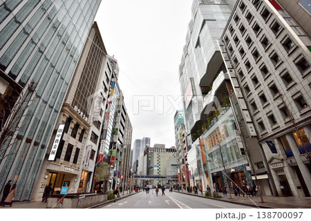 雨上がりの銀座一丁目付近の歩行者天国風景 138700097