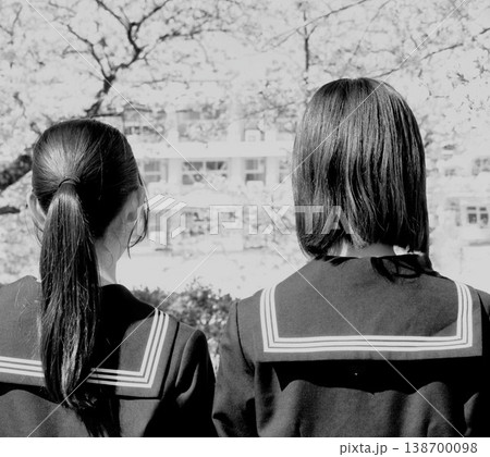 春、学校を見つめる二人の女子高生（モノクロ） 138700098