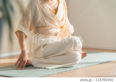 家でヨガをする女性（リラックス,ヘルスケア,瞑想） 138700308