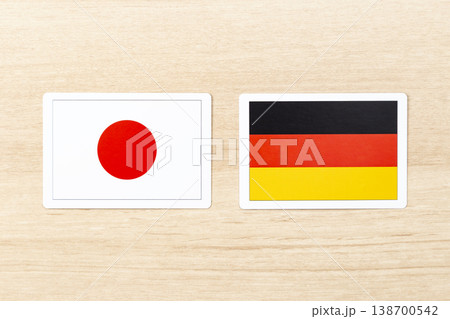 机に置かれた日本とドイツの国旗 138700542