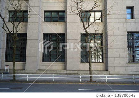 重厚な石造りの近代建築の外壁と歩道に並ぶ冬の街路樹 重厚な石造りの近代建築の外壁と歩道に並ぶ冬の街路樹 138700548