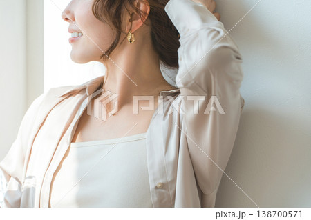 アクセサリー,ピアス,イヤリングをつける女性の横顔 138700571