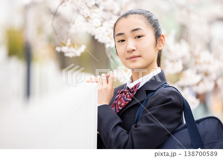学生　桜の下を歩く女子高生 138700589