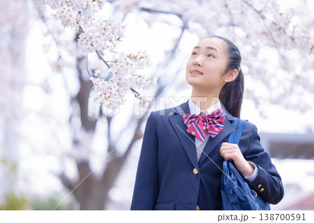 学生　桜の下を歩く女子高生 138700591