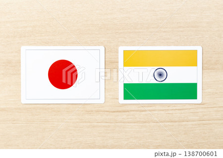 机に置かれた日本とインドの国旗 138700601