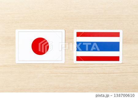 机に置かれた日本とタイの国旗 机に置かれた日本とタイの国旗 138700610