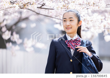 学生 桜の下を歩く女子高生 学生 桜の下を歩く女子高生 138700645