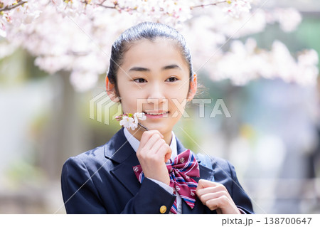 学生 桜の下を歩く女子高生 学生 桜の下を歩く女子高生 138700647