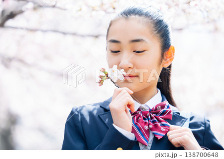 学生 桜の下を歩く女子高生 学生 桜の下を歩く女子高生 138700648
