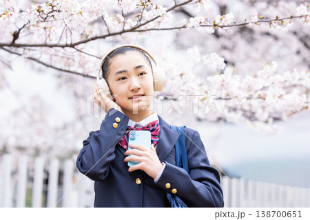 学生 桜の下を歩く女子高生 学生 桜の下を歩く女子高生 138700651
