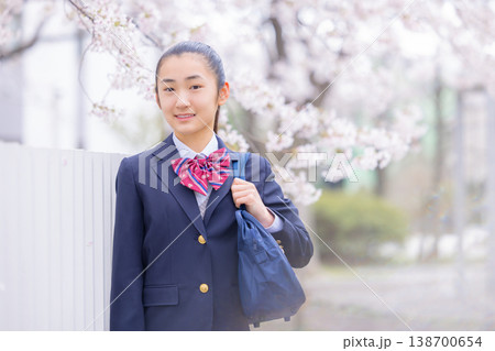 学生　桜の下を歩く女子高生 138700654