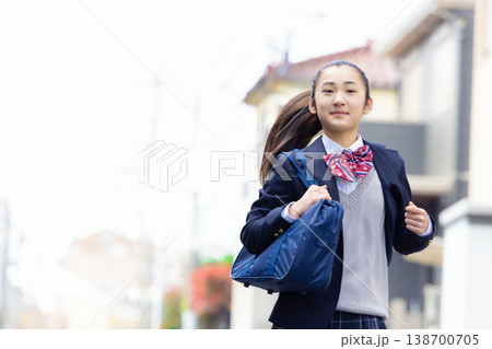 学生 制服を着て走っている女子高生 学生 制服を着て走っている女子高生 138700705
