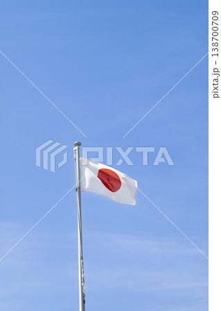 青空をバックにはためく日本の国旗 青空をバックにはためく日本の国旗 138700709