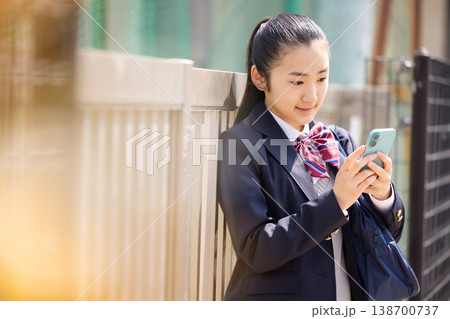 学生　制服を着ている女子高校生 138700737