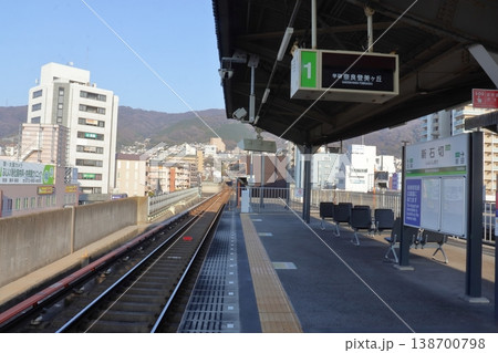 近鉄 けいはんな線の新石切駅 生駒山方面の景色（大阪府東大阪市） 138700798