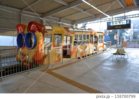 生駒ケーブルの鳥居前駅 宝山寺駅方面のホーム風景(奈良県生駒市) 生駒ケーブルの鳥居前駅 宝山寺駅方面のホーム風景(奈良県生駒市) 138700799