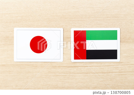 机に置かれた日本とUAEの国旗 机に置かれた日本とUAEの国旗 138700805