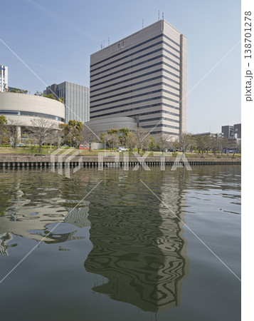 水面に揺れる摩天楼、水都大阪の大川風景 水面に揺れる摩天楼、水都大阪の大川風景 138701278
