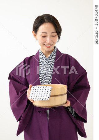 浴衣を着た女性 138701449