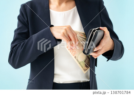 お金を持つ女性 お金を持つ女性 138701784
