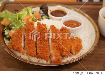 二種のルーで食べるカツカレー 138702011