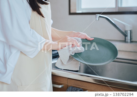キッチンで食器を洗う女性の手元 家事や日常生活のイメージ 清潔で丁寧な暮らし キッチンで食器を洗う女性の手元 家事や日常生活のイメージ 清潔で丁寧な暮らし 138702294