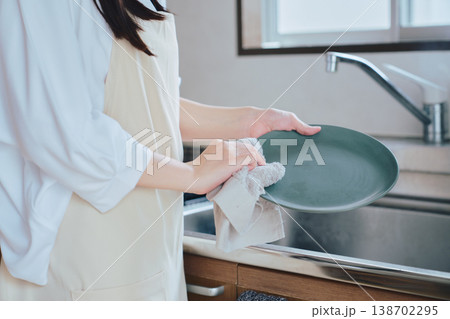 キッチンで食器を洗う女性の手元 家事や日常生活のイメージ 清潔で丁寧な暮らし キッチンで食器を洗う女性の手元 家事や日常生活のイメージ 清潔で丁寧な暮らし 138702295