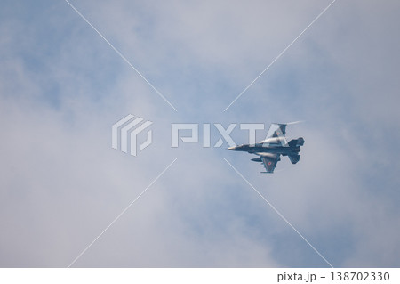空を切り裂く一瞬 空を切り裂く一瞬 138702330