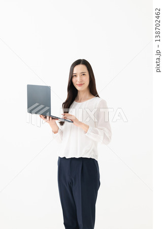 ノートパソコンを持つ女性 138702462