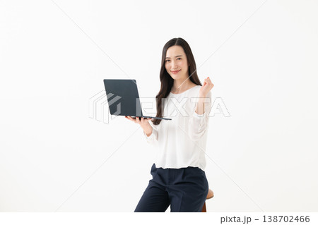 ノートパソコンを持つ女性 138702466