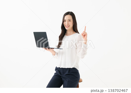 ノートパソコンを持つ女性 138702467