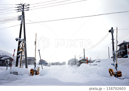 雪に埋もれた魚沼田中駅 新潟県魚沼市 雪に埋もれた魚沼田中駅 新潟県魚沼市 138702603