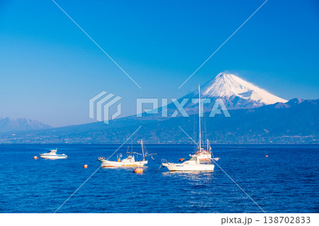 駿河湾に浮かぶ船と富士山 駿河湾に浮かぶ船と富士山 138702833
