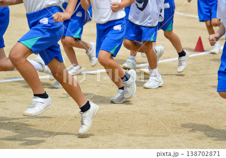 運動会で走る小学生 138702871