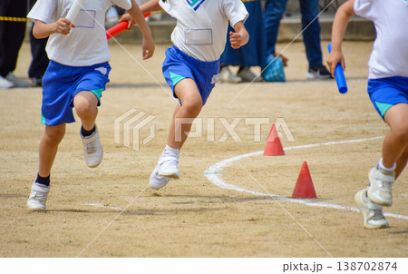 運動会で走る小学生 運動会で走る小学生 138702874