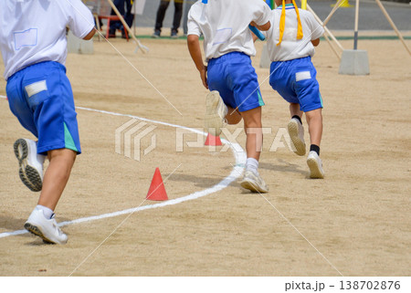 運動会で走る小学生 運動会で走る小学生 138702876