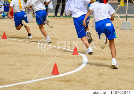 運動会で走る小学生 138702877
