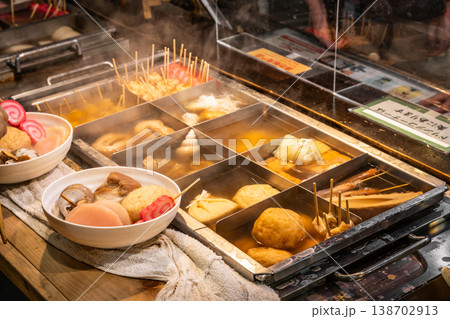 金沢・近江町市場の名物グルメ 湯気が立ち上る熱々の金沢おでん 金沢・近江町市場の名物グルメ 湯気が立ち上る熱々の金沢おでん 138702913