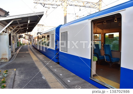 三重県　四日市あすなろう鉄道内部駅プラットホームと列車 138702986