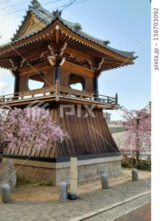 桜が満開になった有馬・温泉寺の山門 桜が満開になった有馬・温泉寺の山門 138703092