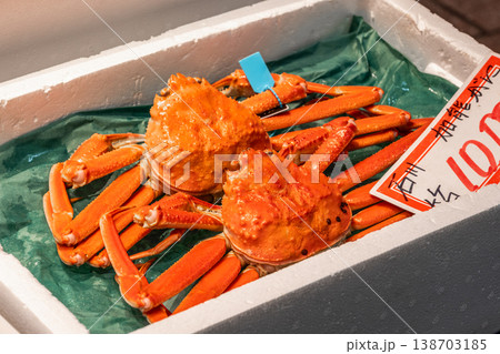 金沢・近江町市場に並ぶ石川県産のブランド蟹 加能ガニ 138703185