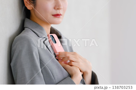 スマートフォンを持つビジネスウーマン スマートフォンを持つビジネスウーマン 138703253