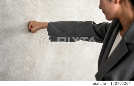 壁に拳を突き出す女性 138703264