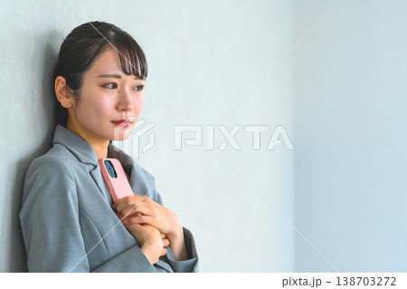 考え込むビジネスウーマン 考え込むビジネスウーマン 138703272