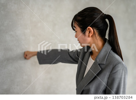 壁を叩くビジネスウーマンの強い意志 138703284