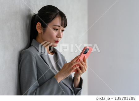 スマートフォンを操作するビジネスウーマン 138703289