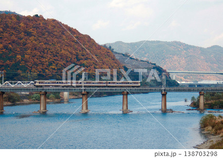 紅葉する吉井川を渡る山陽本線115系更新色（姫路-相生⇔岡山） 138703298
