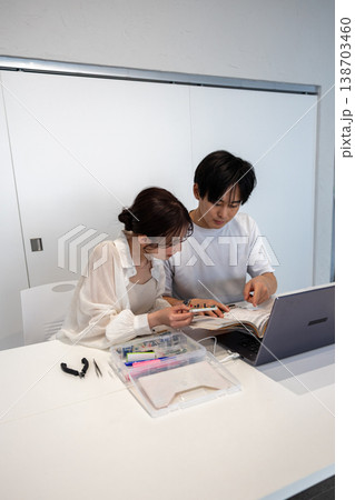 電子回路を勉強している若い男女 138703460