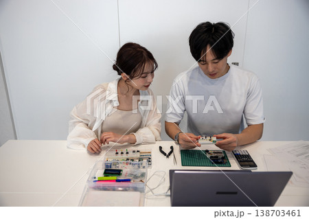 電子回路を勉強している若い男女 電子回路を勉強している若い男女 138703461